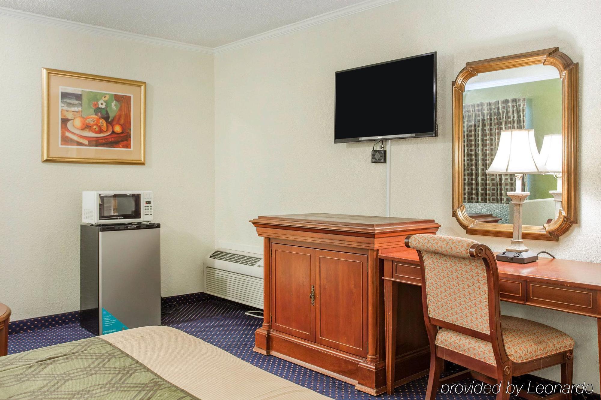 Rodeway Inn & Suites Fort Jackson Columbia Exterior foto