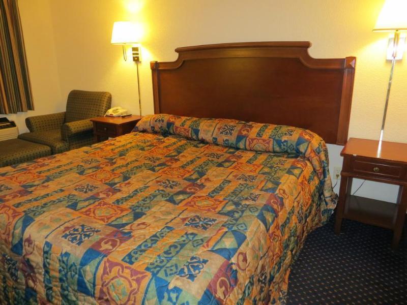 Rodeway Inn & Suites Fort Jackson Columbia Exterior foto